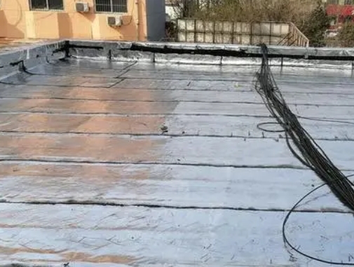 肇庆卫生间漏水维修公司分享下肇庆屋面楼顶防水刚性防水层施工要点。